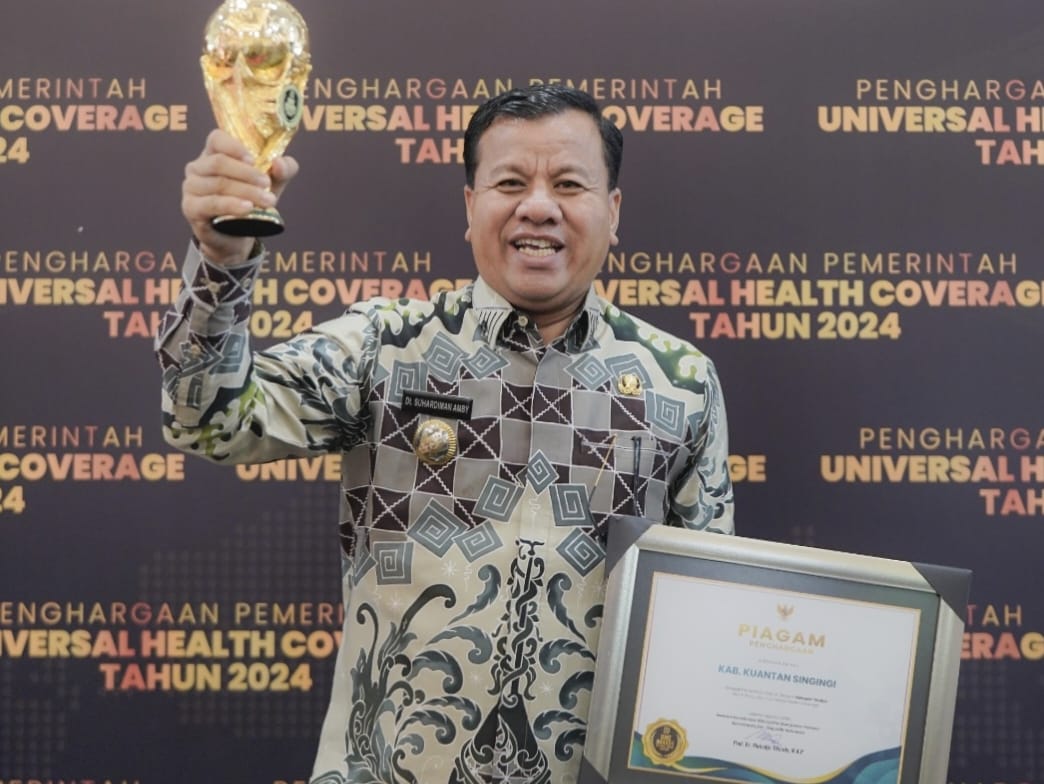 Pemkab Kuansing Menerima Penghargaan Universal Health Coverage